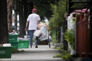 Homem passa buscando latinhas no lixo reciclável (créditos: montrealexpress.ca)