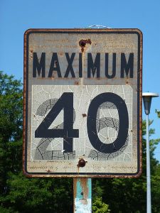 antiga placa em que velocidade em mph foi substituída por km/h (créditos: wikipedia)