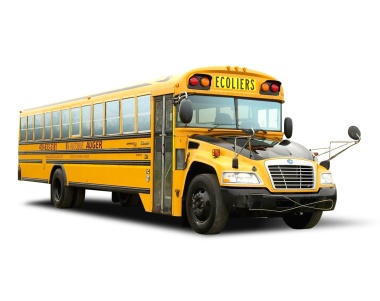 O ônibus escolar amarelo viaja para o prédio da escola através do