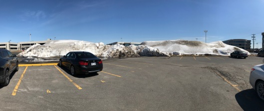 Montanha de neve num estacionamento