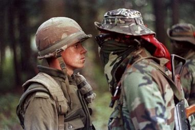 Famosa foto de um soldado canadense encarando um Mohawk
